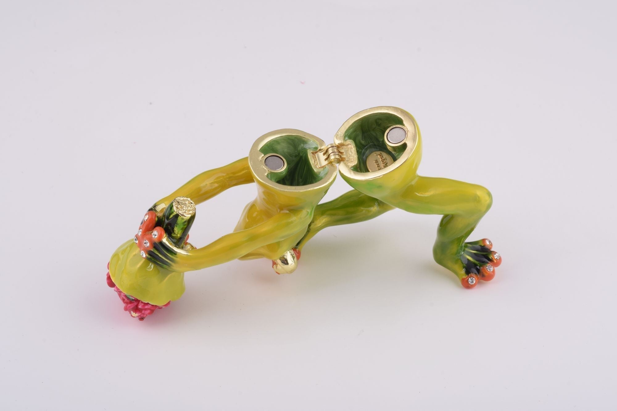 Romantic Frog Holding Flowers-2 Romantic Frog Holding Flowers-2